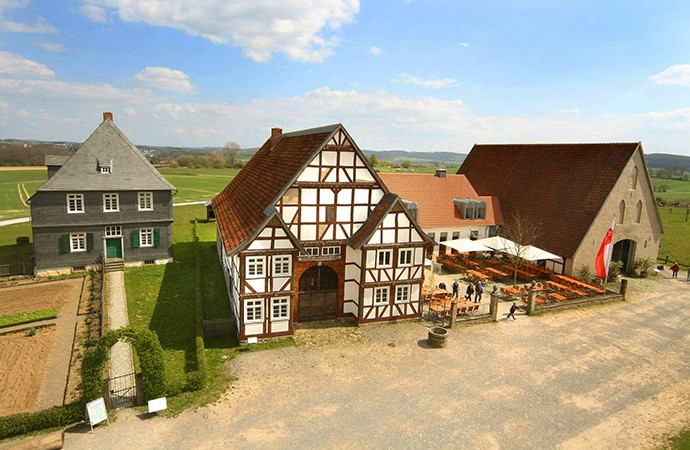 The Restaurant “Im Weissen Ross”. On the left there is the Pastorate Allagen