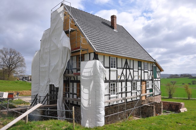 Der Giebel ist mit Brettern verschalt.