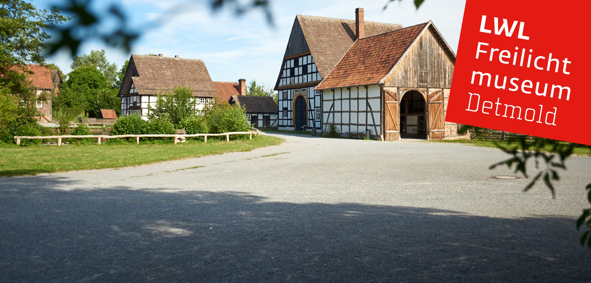 Ein Ausschnitt vom Paderborner Dorf mit Blick auf den Teich, die Scheune Siemensmeyer und das Haus Ludovici. Dahinter die Bäckerei.