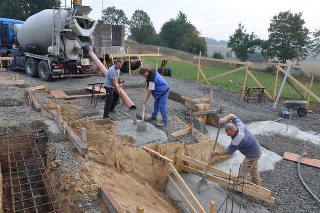 Betonieren der Streifenfundamente. 