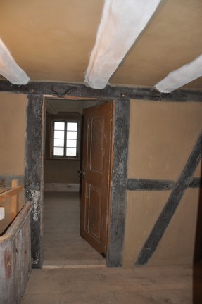 Im Obergeschoss sind noch die originalen Türbekleidungen vorhanden. Am rechten Türpfosten finden sich Spuren einer Mesusa-Kapsel.