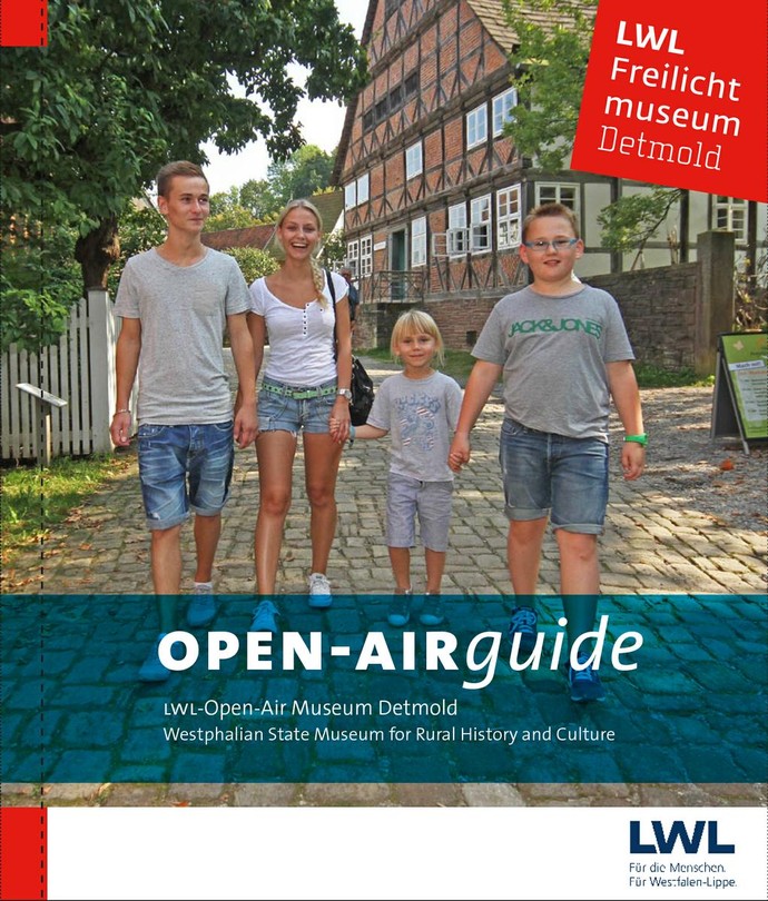 Den Umschlag von unserem open air guide. ZeuJugendliche und zwei Kinder laufen über unser Gelende, im Hintergrund eines unserer Häuser