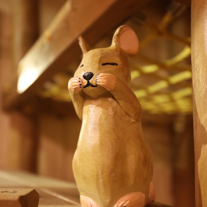 Holz-Maus in der Spielescheune. (vergrößerte Bildansicht wird geöffnet)