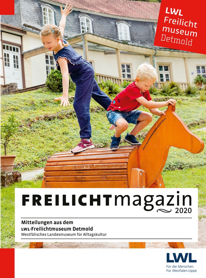 Das Buchcover des Freilichtmagazins 2020, auf dem zwei Kinder auf einem Holzpferd turnen.