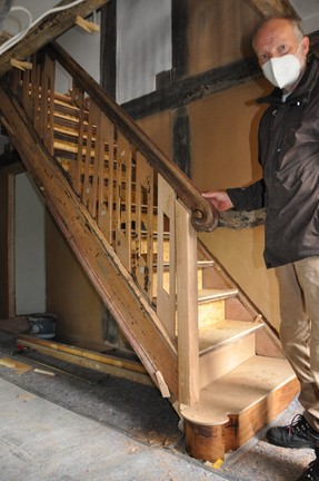 Zum Schutz wurde ein Holzbelag auf die Stufen montiert, um die Treppe im Baubetrieb zu schonen.