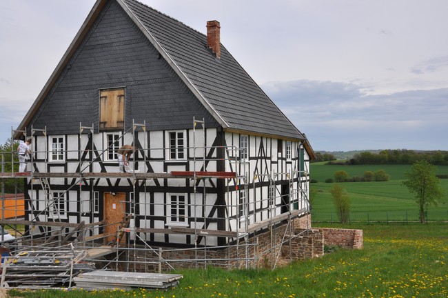 Die Schieferdecker haben ihr Werk getan, der Vordergiebel ist jetzt mit Schiefer verkleidet.