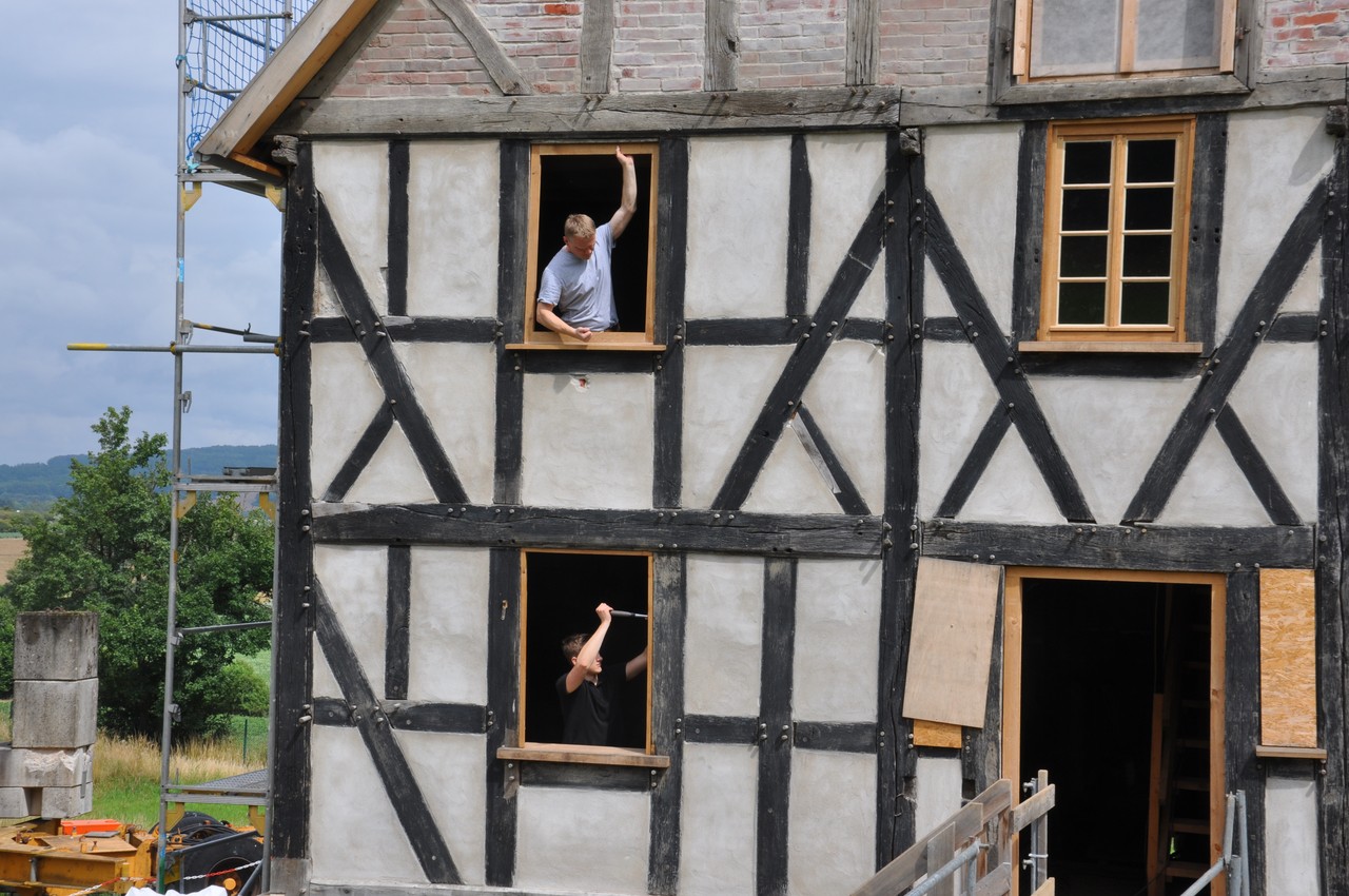 Die Fenster werden eingebaut.