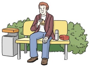 Ein Mann sitzt auf einer Bank. Er isst ein Butter-Brot.