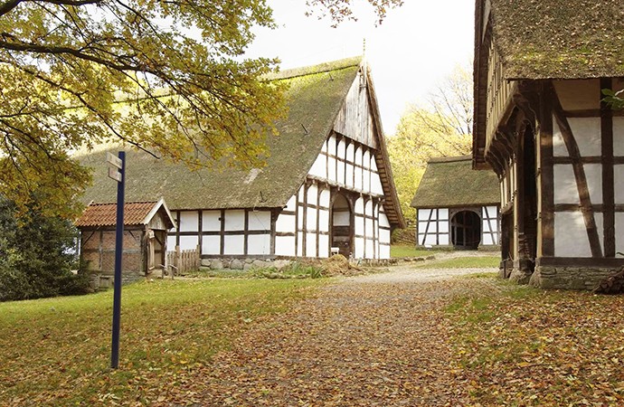 Den Osnabrücker Hof. Links das Hauprhaus, rechts die Scheune und in der Mitte im Hintergrund der Schweineschuppen