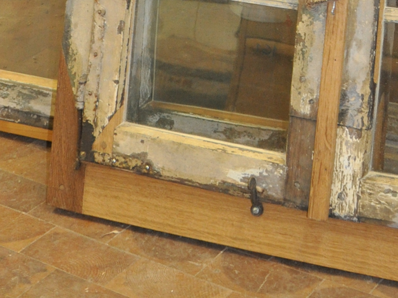 Das älteste Fenster: Zu sehen ist eine historische Anschuhung, d.h. das vorhandene, gesunde Holz wird mit dem neuen Holzabschnitt durch eine entsprechende Verbindung zusammengefügt. Die Verlängerung wurde durch eine Schlitz-Zapfenverbindung mit Holznägeln befestigt. Das Fenster wurde schon einmal repariert bzw. verlängert. Es war im unteren Bereich stark beschädigt, wurde aber behutsam durch unsere Gebäuderestauratoren restauriert.