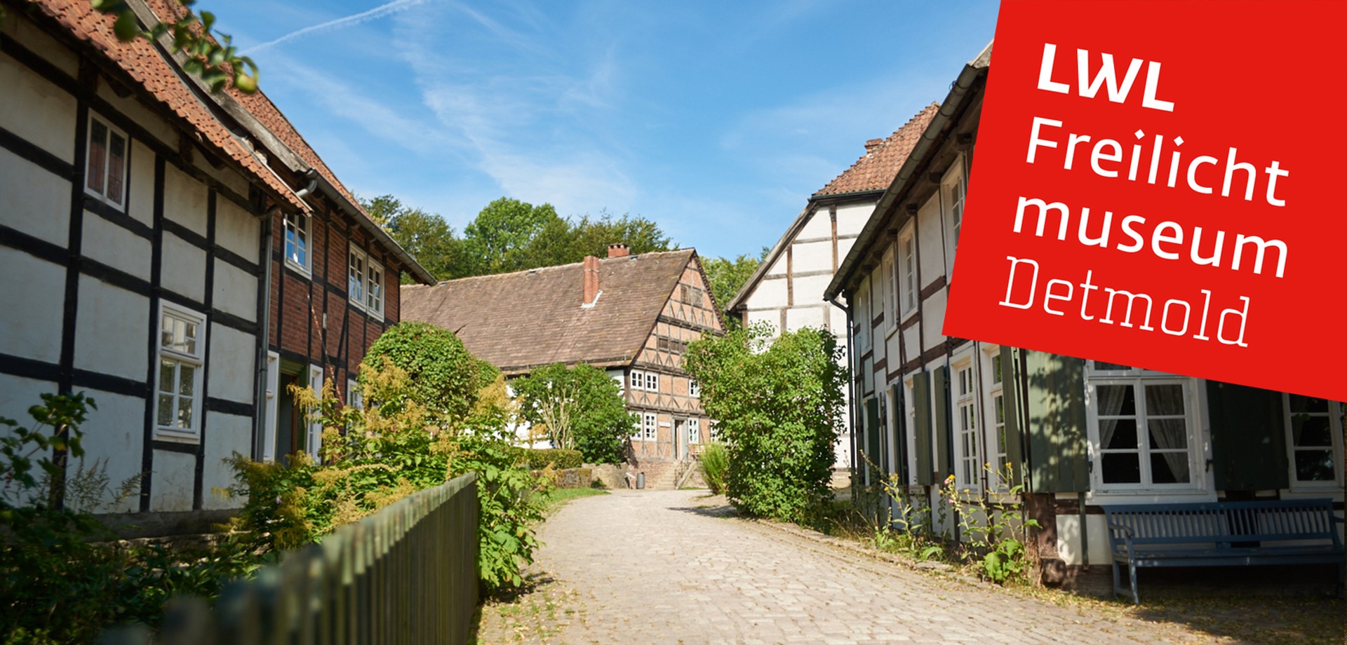 Einen Weg im Paderbodner Dorf zwischen historischen Häusern.