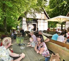 Der Tiergarten-Krug. Draußen sitzen Menschen an Tischen.