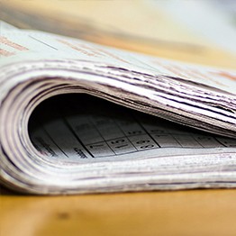 Einen Ausschnitt von einer dicken Zeitung