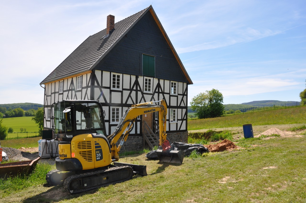Baggerarbeiten vor dem Haus Stöcker.