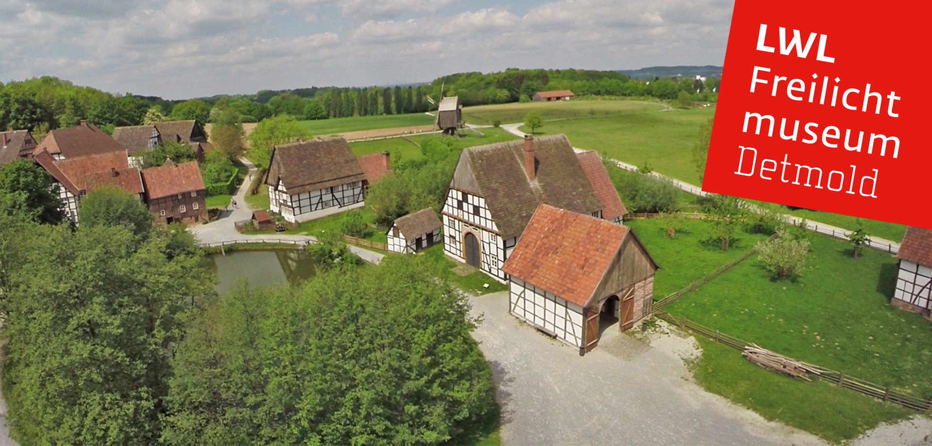 Ein Teil des Paderborner Dorfes aus der Luft, im Hintergrund Wiesen, Felder und Wälder.