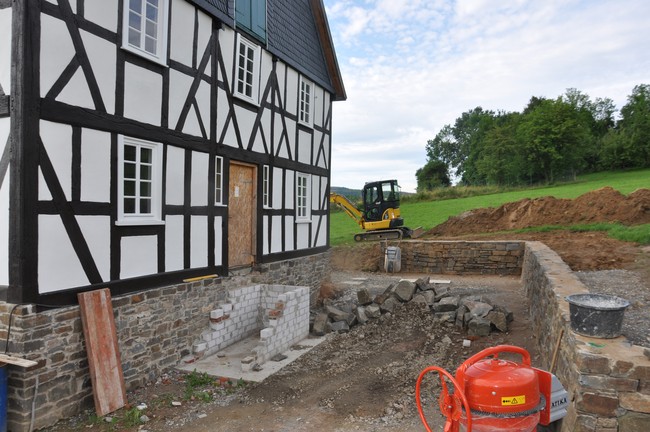 Die Trockenmauer ist fertig, der Hofraum nimmt Gestalt an.