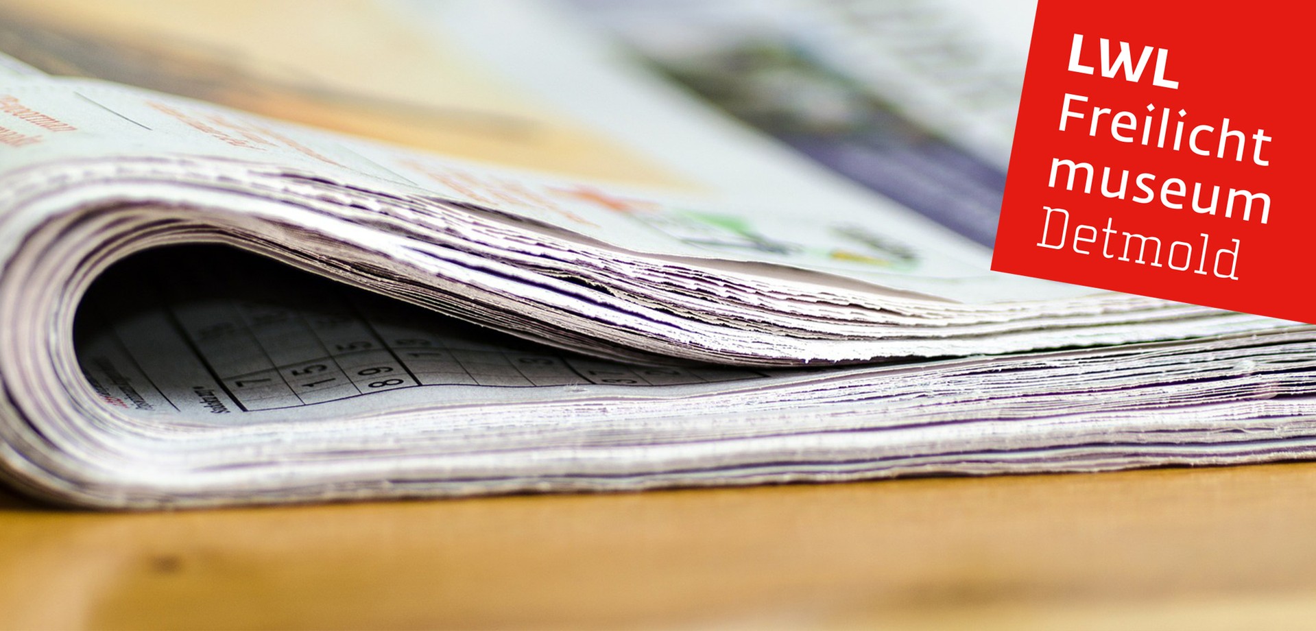 Einen Ausschnitt von einer dicken Zeitung