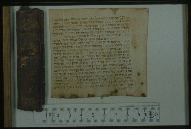 So sieht der Inhalt am Beispiel der Mesusa-Kapsel aus dem Haus Uhlmann aus.