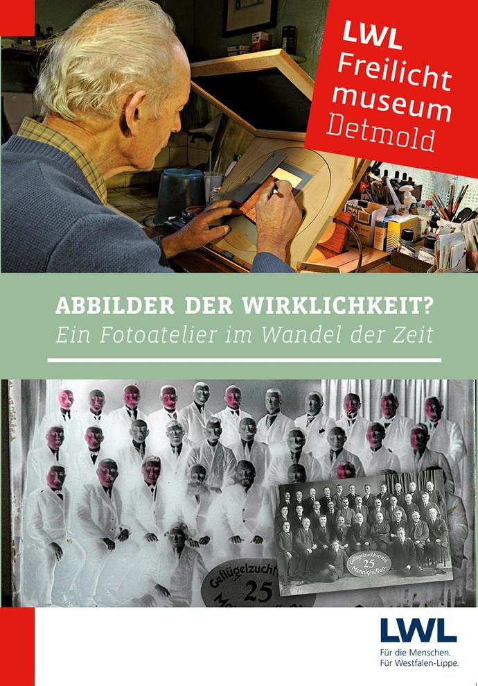 Das Titelbild von Abbilder der Wirklichkeit. Ein Mann arbeitet in einem Fotoatelier. Das untere Bild zeigt eine Gruppe von Menschen