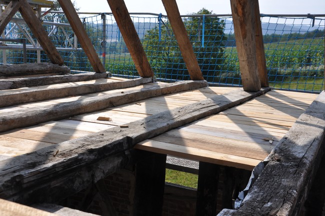 Das Konstruktionsprinzip der eingeschobenen Deckenbretter zwischen den Dachbalken ist zu sehen.