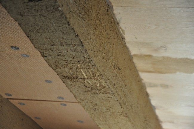 Zu Beginn werden die Deckenbalken mit Schilfrohr verkleidet, danach grob angeputzt und schließlich eingeschalt, um so gerade und gleichmäßige Deckenbalken zu erhalten.
