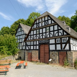 Die Gaststätte Hase Und Igel im Hof Sommer mit Tischen und Bänken vor dem Gebäude.