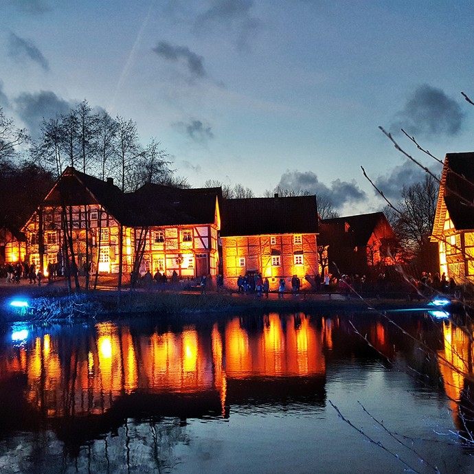 Die historischen Fachwerkhäuser rund um den Dorfteich sind in farbiges Licht getaucht. (Enlarged picture view opens)