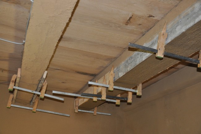 Zu Beginn werden die Deckenbalken mit Schilfrohr verkleidet, danach grob angeputzt und schließlich eingeschalt, um so gerade und gleichmäßige Deckenbalken zu erhalten.