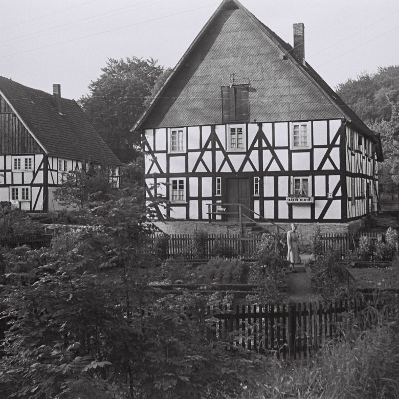 Haus Stöcker um 1951, der Vordergiebel ist mit Prägeblechen in Schieferoptik verkleidet, eine preiswerte Alternative zu Schiefer.
