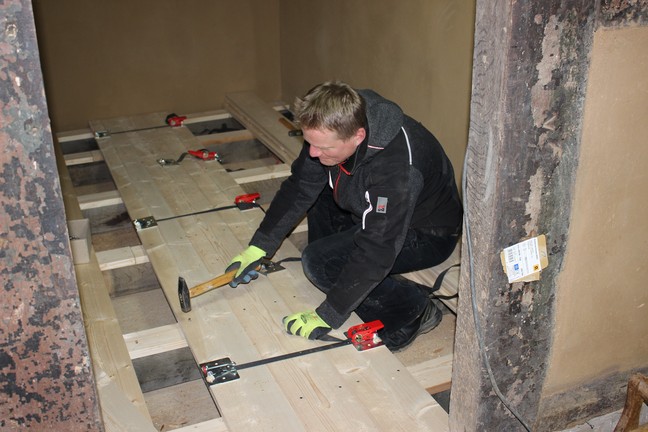 Der Einbau des Holzfußbodens in der Küche.