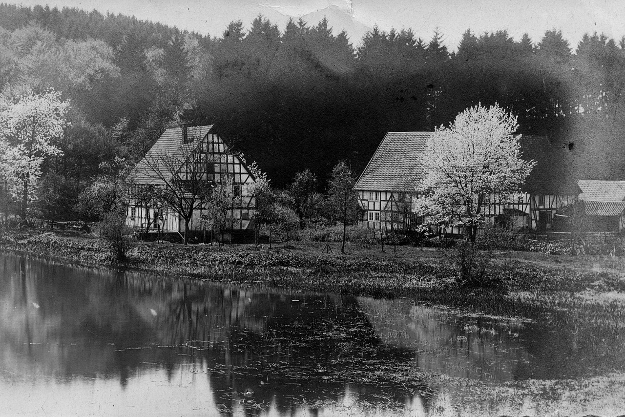 Idyllisch gelegenes Einfamilienhaus: Haus Stöcker um 1917, im Vordergrund ist der Weiher zu sehen. (Quelle: hist. Fotos von Martin Fick).
