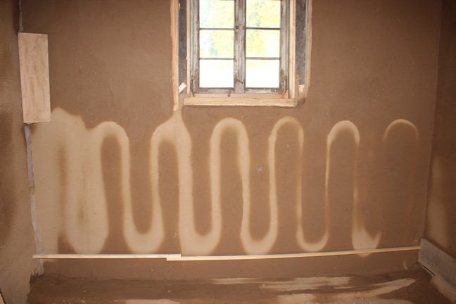 Die fertig verputzte Wand, die Temperierschleifen sind deutlich zu erkennen.