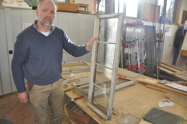 Ein fertig restaurierter Fensterflügel. Nicht nur die fehlenden Glasscheiben wurden ergänzt, sondern auch der Fensterflügel wurde substanzschonend restauriert.