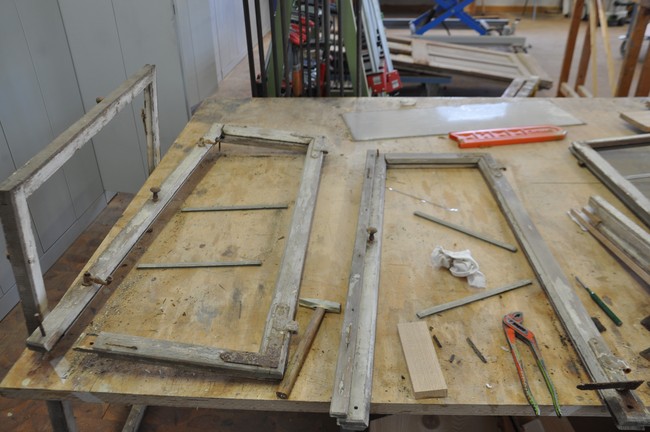 Um die kaputten Glasscheiben auszutauschen, muss bei diesem Bleisprossenfenster der ganze Fensterflügel vorsichtig auseinandergebaut werden.