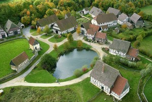 Ein Teil von unserem Museums-Gelände aus der Luft. Hier das Paderborner Dorf mit dem Teich in der Mitte.