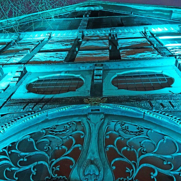 Die aufwendig verzierte Rokoko-Tür des Hauses Stahl ist blau beleuchtet. Das Foto wurde von unten aufgenommen. (öffnet vergrößerte Bildansicht)