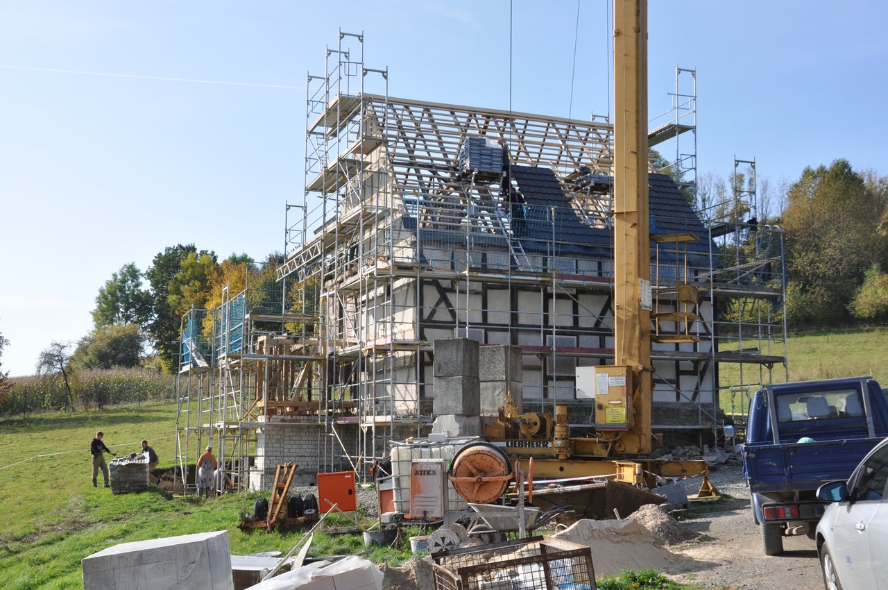 Das Haus Stöcker ist mit einem Gerüst versehen, damit das Dach gedeckt werden kann.