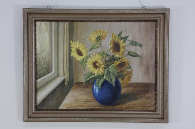 Blaue Vase mit Sonnenblumen.