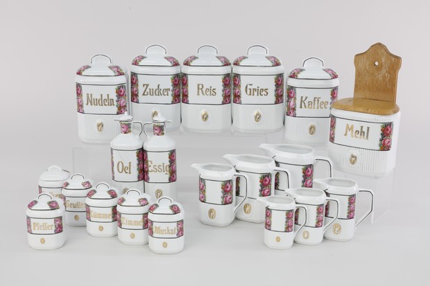 21-teilige Serie von Küchenbehältern mit Rosendekor und Beschriftung.