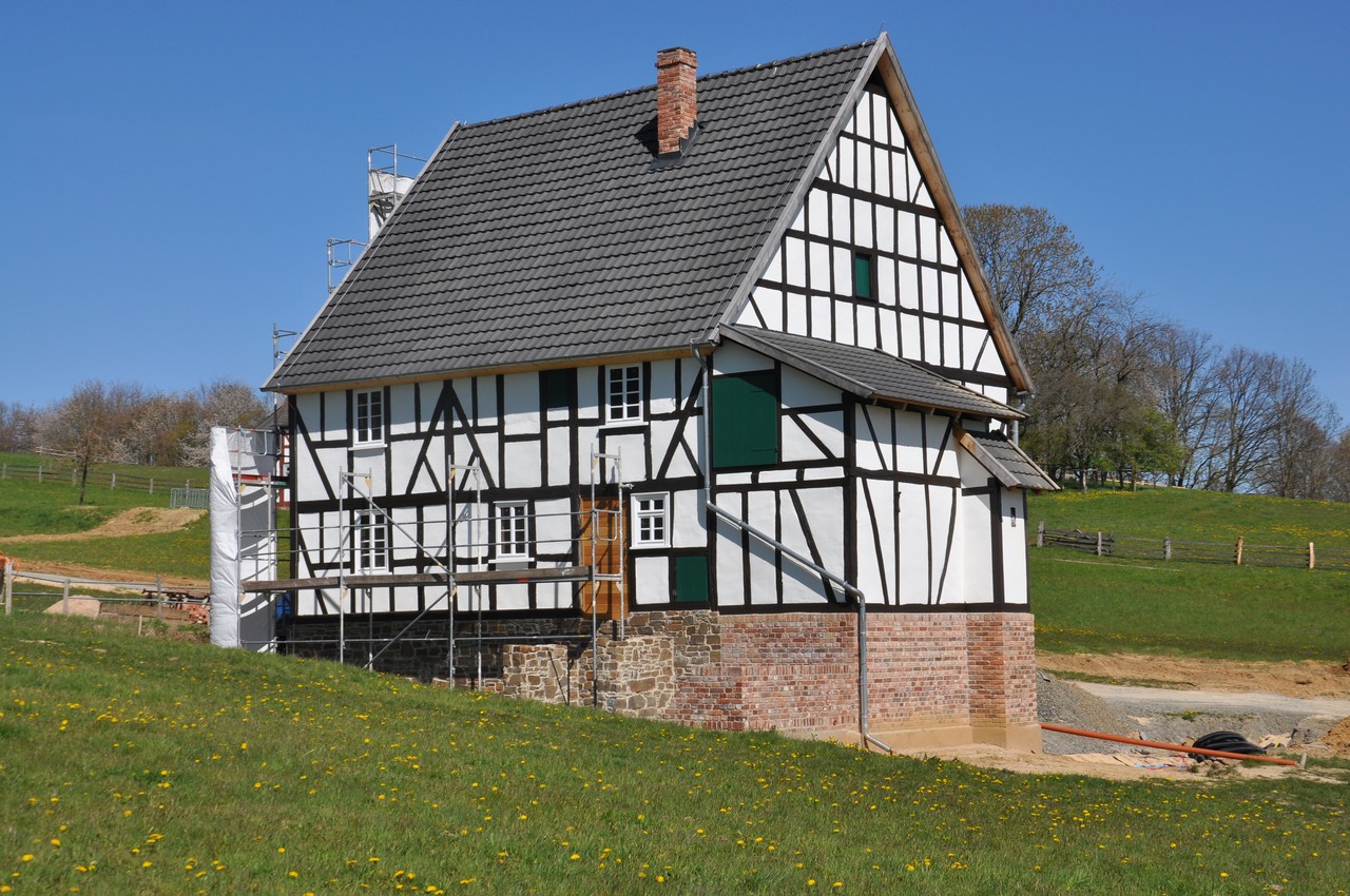 Das Haus erstrahlt im neuen Glanz. Die Fassade ist gestrichen.