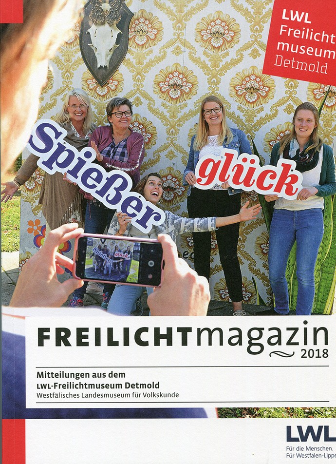 Das Titelbild unseres FREILICHTmagazins raus aus dem Spießer glück. mit Tapeter aus den 60-er Jahren und einem Wildschädel an der Wand.
