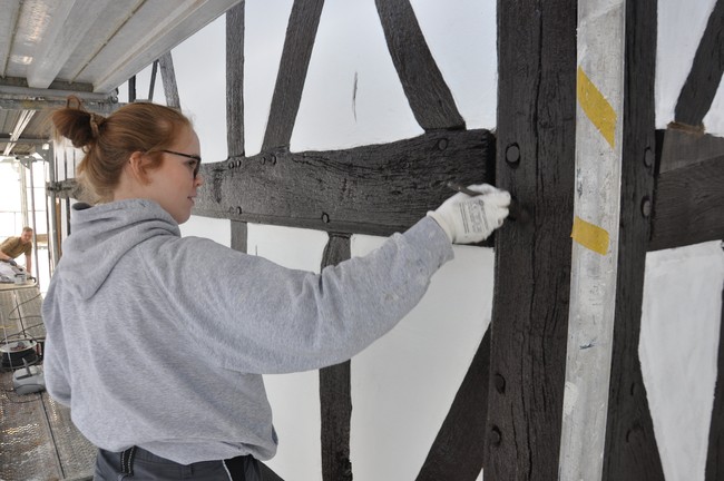 Das Fachwerk wurde zweimal mit einer Leinölfarbe gestrichen. Hierfür wird zuerst das Fachwerk gereinigt, dann folgt ein Voranstrich mit einer Holzlasur auf Leinölbasis. Als Deckanstrich wurde eine tief dunkelbraune Leinölfarbe verwendet.