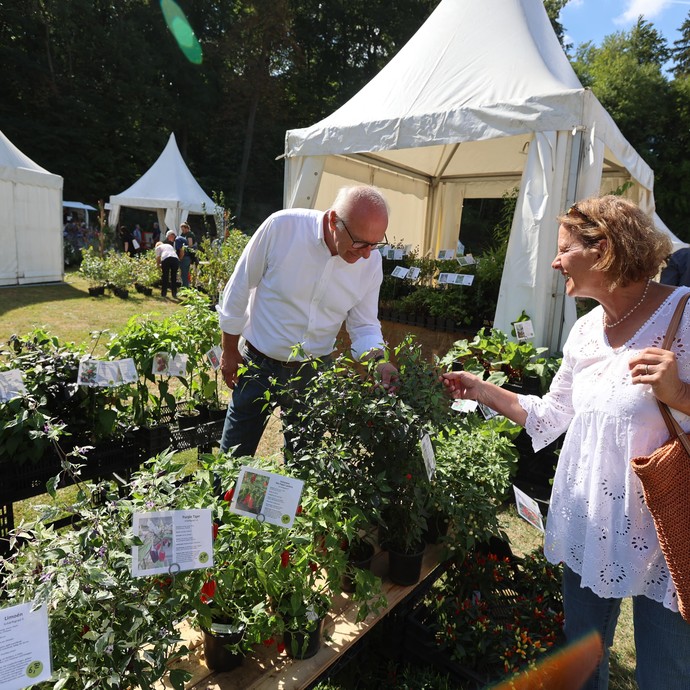 Herbs and perennials with people in the foreground. (Enlarged picture view opens)