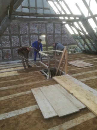 Die Dacheindeckung ist fertig; der Stallanbau ist kurz vor der Vollendung.