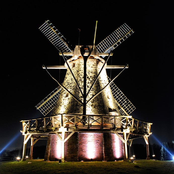 Die Kappenwindmühle im LWL-Freilichtmuseum Detmold ist vor schwarzem Nachthimmel farbig beleuchtet. (Enlarged picture view opens)
