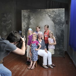 Familie, die sich im Fotoatelier fotografieren lässt.