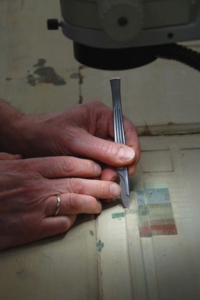 Die einzelnen Farbschichten werden sorgfältig für eine Farbtreppe freigelegt.