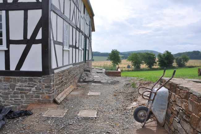 Die historische Rampe aus Bruchstein ist errichtet, auch die Fundamente für die moderne Rampe sind schon da.
