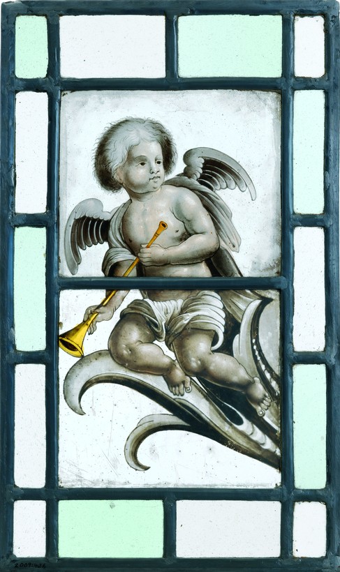 Engel mit Flügeln und Posaune auf Glas.