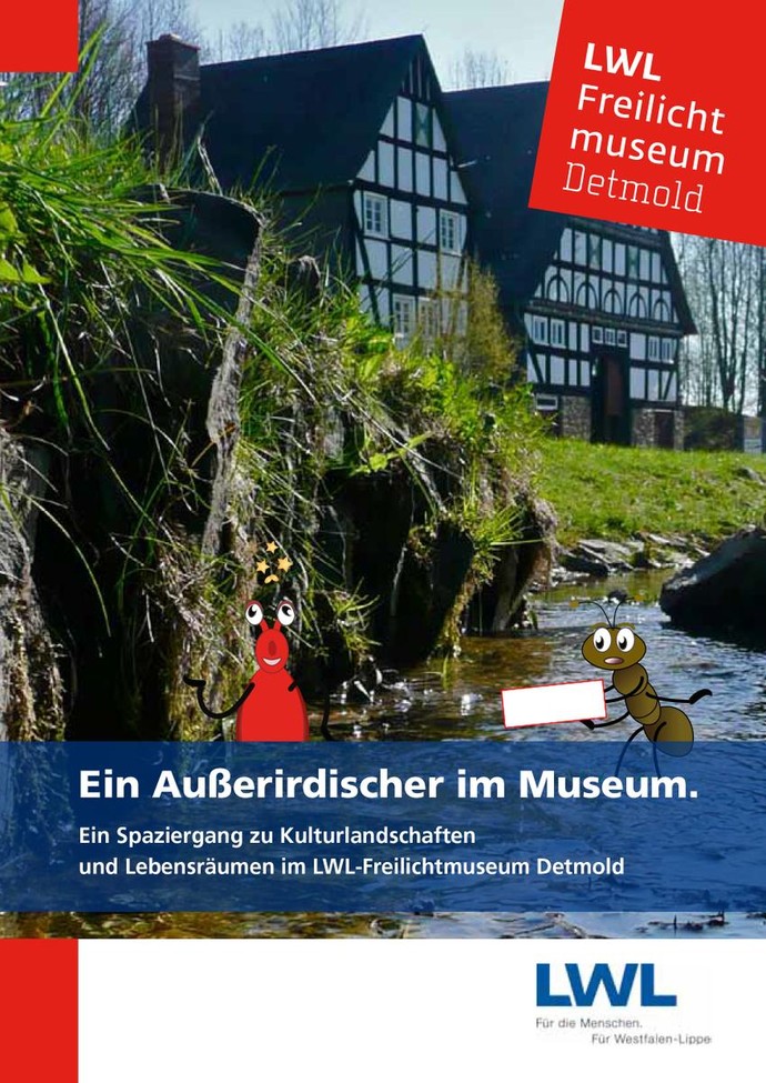 Einen Bachlauf im Museum, im HIntergrund zwei Gebäude. Auf dem Bild ist eine gezeichnete Ameise und ein roter Außerirdischer.